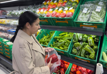 Mnohé obchody se snaží omezit plastové sáčky a tašky. 