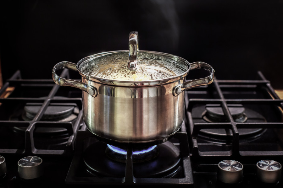 Vaření na plynu je jednoduché na obsluhu, ale vykazuje vysoké ztráty tepla.