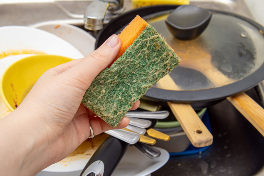 Houbička schne pomalu a zůstává v ní vlhkost i zbytky nečistot z jídla