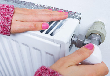 Lidé by za vytápění mohli ušetřit, drží se ale klasiky.