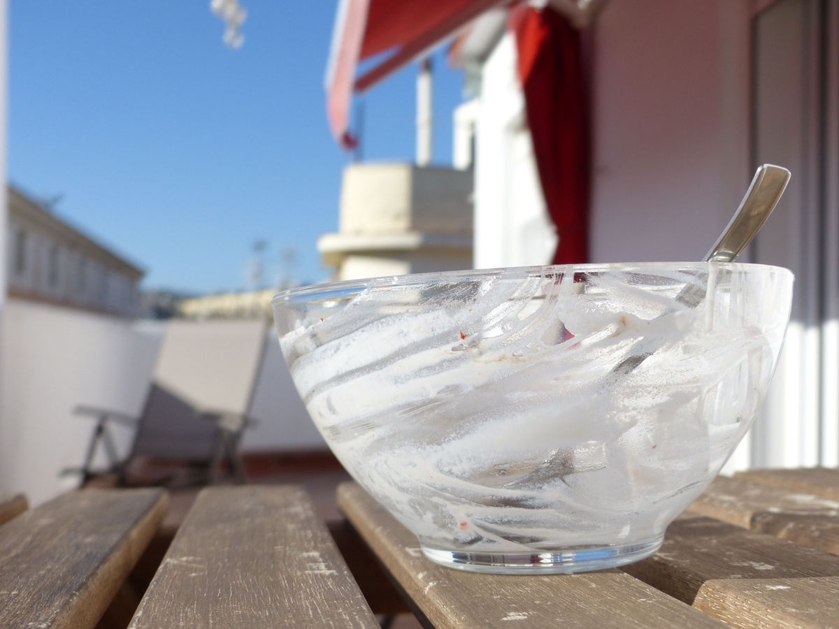 Využijte sněhu a udělejte si virální balkonovou zmrzlinu jen ze 2 surovin