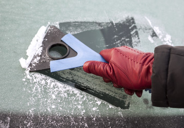 Konec ranního škrábání oken díky levné vychytávce