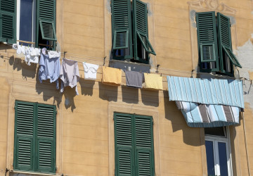 Italové v létě zavírají přes den okenice. 
