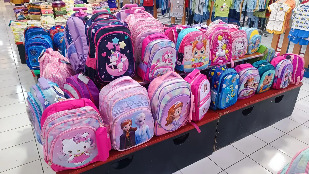 Dětem u školních batohů záleží na stylu, zatímco rodičům na kvalitě, nízké hmotnosti a ergonomii.