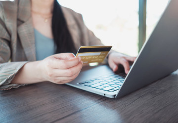 Jak se e-shopy snaží ze zákazníků vytáhnout peníze?