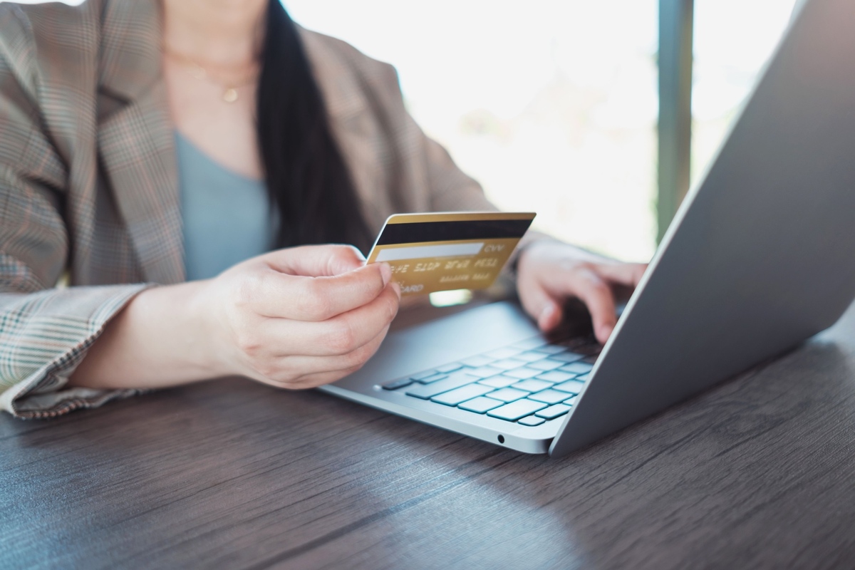 Jak se e-shopy snaží ze zákazníků vytáhnout peníze?