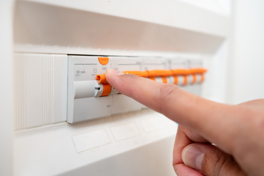 Jakmile zpozorujete sebemenší náznak požáru v elektroinstalaci, okamžitě vypněte hlavní jistič.