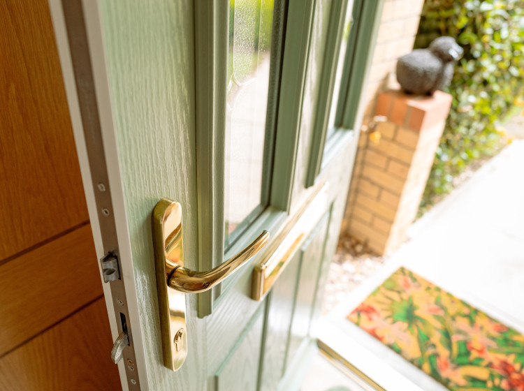 Nálepka na dveřích jako tiché varování