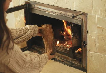 Kominíci varují před topení levným dřevem a briketami