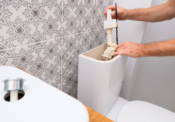 Radit se ohledně protékajícího záchodu na sociálních sítích nemusí mít vždy žádoucí dopad. 