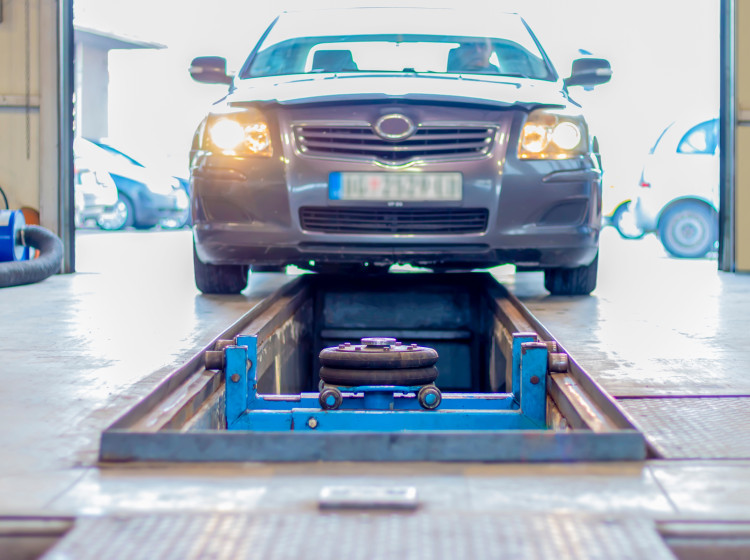 Návštěva STK je pro české řidiče velký strašák. Jak se připravit, abyste příště bez problémů prošli? Návštěva STK je pro české řidiče velký strašák. Jak se připravit, abyste příště bez problémů prošli?