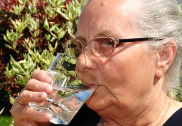 U starších lidí může být vhodné pitný režim neskládat pouze z čisté vody. U starších lidí může být vhodné pitný režim neskládat pouze z čisté vody.