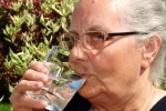 U starších lidí může být vhodné pitný režim neskládat pouze z čisté vody. U starších lidí může být vhodné pitný režim neskládat pouze z čisté vody.