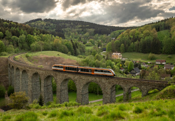 Novinský viadukt najdete v údolí lemovaném malebnými chalupami a lesem, kde i v hlavní sezóně bývá minimum návštěvníků.