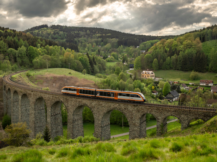 Novinský viadukt najdete v údolí lemovaném malebnými chalupami a lesem, kde i v hlavní sezóně bývá minimum návštěvníků.