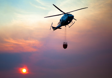 Vrtulník s bambi vakem pro hašení požárů