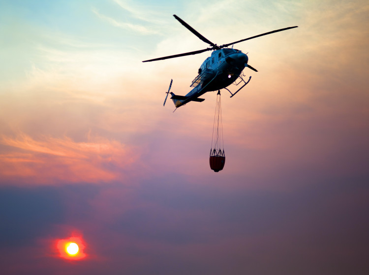 Vrtulník s bambi vakem pro hašení požárů