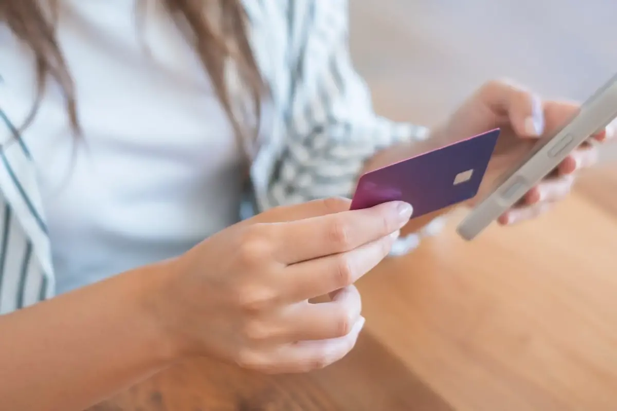 Přiložíte platební kartu k mobilu a můžete přijít o peníze