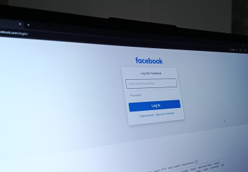 Během výkonu práce by zaměstnanec neměl trávit čas třeba na Facebooku.