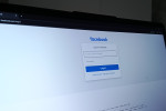 Během výkonu práce by zaměstnanec neměl trávit čas třeba na Facebooku.