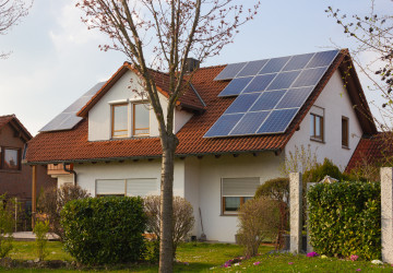 Rodinný dům připravený na budoucnost – solární panely, nová fasáda a úsporné technologie. 