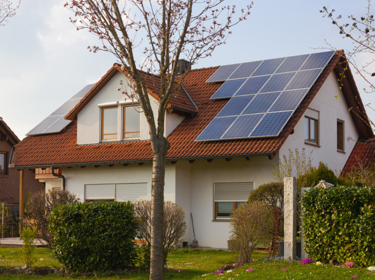 Rodinný dům připravený na budoucnost – solární panely, nová fasáda a úsporné technologie. 