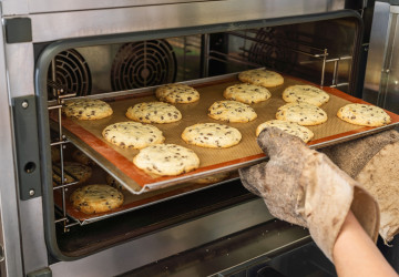 Pečicí podložky vytlačují pergamenový papír. 