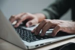 Stačí napsat negativní recenzi a podvodníci se vám pokusí vybílit účet