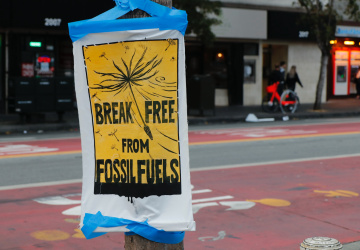 Plakát vyzývající k opuštění fosilních paliv