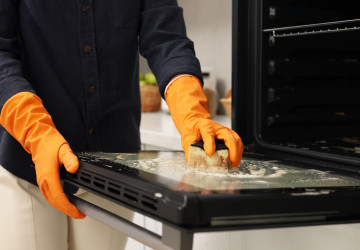 Takto efektivně vyčistíte připálenou troubu