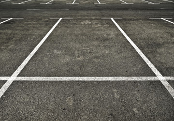 Řada Čechů využívá parkoviště před supermarketem Řada Čechů využívá parkoviště před supermarketem