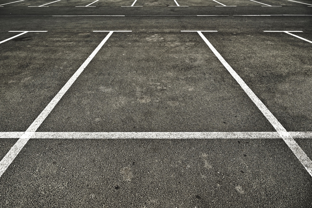 Řada Čechů využívá parkoviště před supermarketem