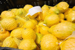 Proč se citrony prodávají ve žlutých síťkách?