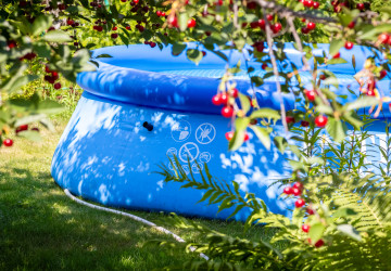 Sousedův nafukovací bazén vám může zničit celou zahradu na několik měsíců 