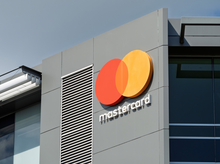 Mastercard musí vrátit peníze milionům lidí, a to i těm, kteří mají karty Visa.