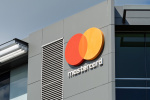 Mastercard musí vrátit peníze milionům lidí, a to i těm, kteří mají karty Visa.
