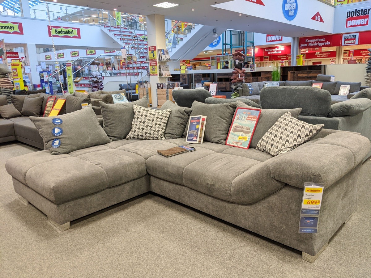 Nábytkový gigant zahajuje okamžitý výprodej a uzavírá přes 40 poboček