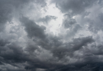 Česko pohltí černý mrak. Tento týden zasáhnou bouřky polovinu území Česko pohltí černý mrak. Tento týden zasáhnou bouřky polovinu území