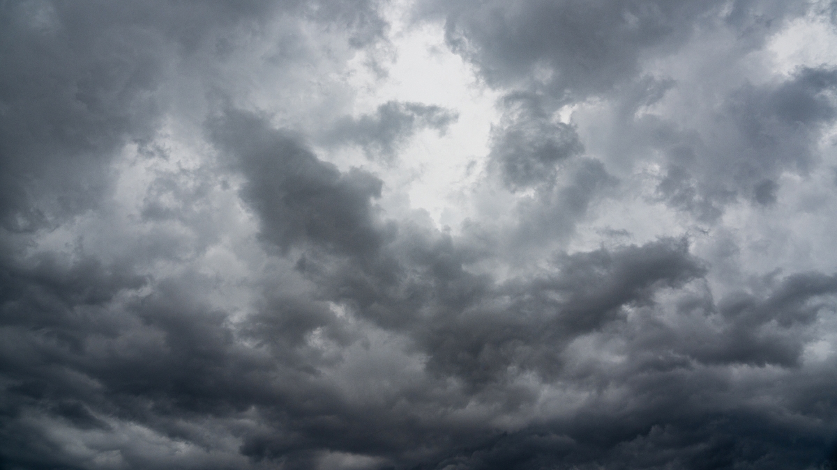 Česko pohltí černý mrak. Tento týden zasáhnou bouřky polovinu území