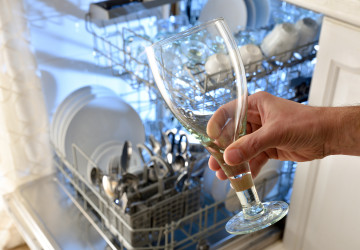 Proč myčka nechává nádobí mokré