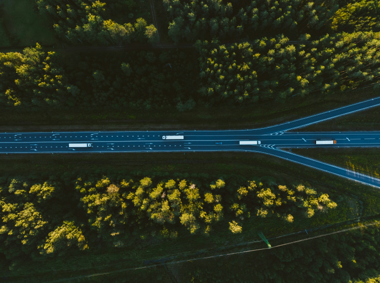 Elektromobily by podle šéfa BMW měly mít na dálnicích vyhrazený pruh