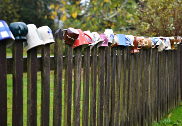 Barevné hrnky na plotě