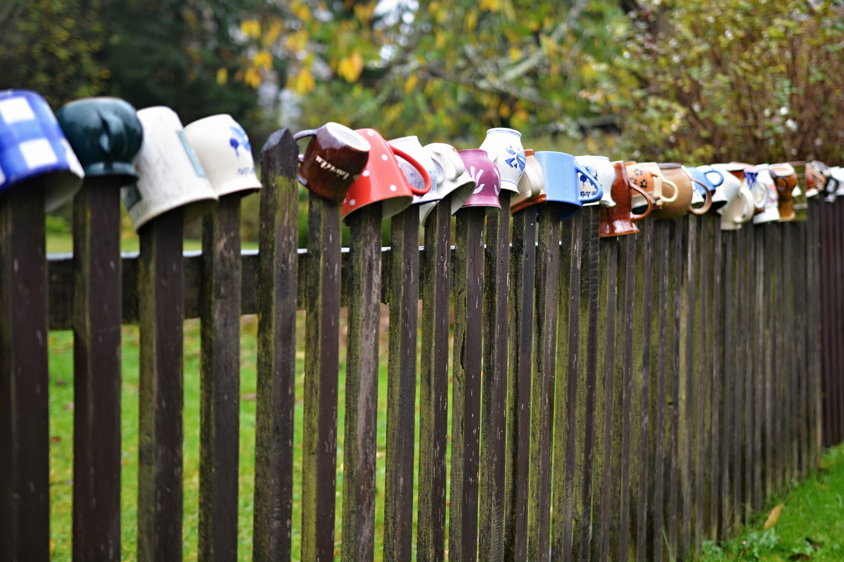 Barevné hrnky na plotě Barevné hrnky na plotě