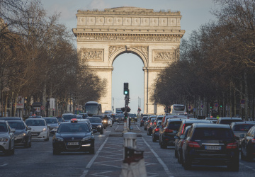 Pařížský bulvár Champs-Élysées