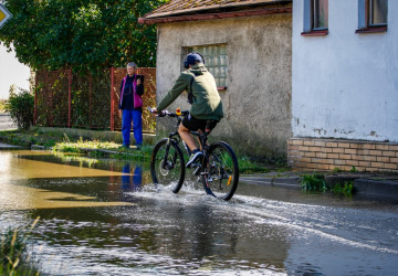 Silné deště mohou poukázat na konstrukční slabiny. 