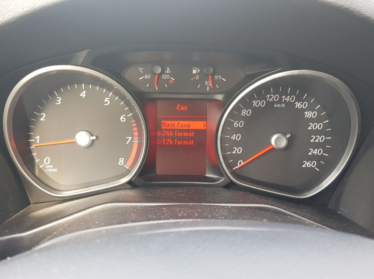 Svítící varovné kontrolky na palubní desce nepřehlížejte.