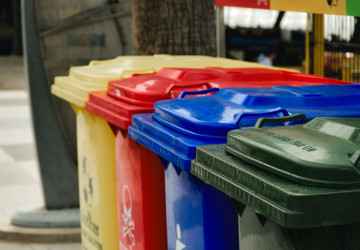 Co patří do červeného kontejneru?