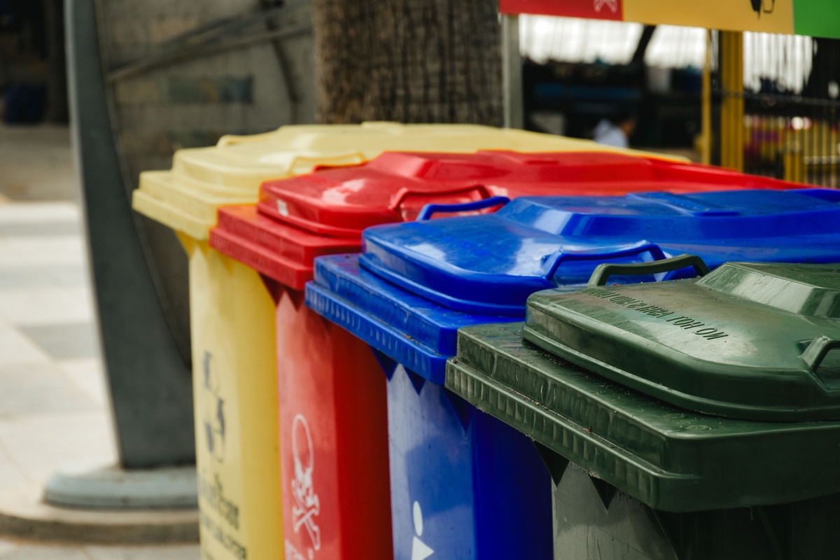 Co patří do červeného kontejneru?