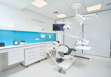 Od roku 2026 budou mít dospělí nárok na základní bílou plombu zdarma.