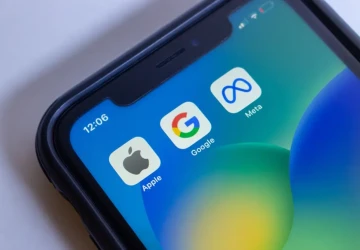 Google i Apple zaznamenávají mnoho dat. 